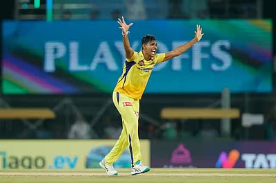 ஆர்சிபிக்கு எதிராக சிஎஸ்கே பந்துவீச்சு; பிளேயிங் லெவனில் பதிரானா!