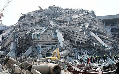 பாங்காக்: நிலநடுக்கத்தால் இடிந்து விழுந்த 30 மாடி கட்டடம்... 43 பேரின் கதி என்ன?