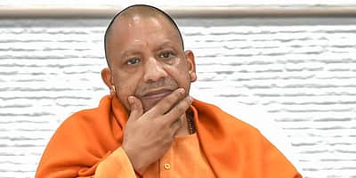அரசுக் கட்டடங்களுக்கு பசுஞ்சாணத்தை அடிப்படையாகக் கொண்ட பெயிண்ட் பூச வேண்டும்: யோகி ஆதித்யநாத்
