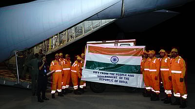 மியான்மா் மீட்புப் பணியில்
2 இந்திய கடற்படைக் கப்பல்கள்! 
- விமானத்தில் நிவாரணப் பொருள்கள் அனுப்பிவைப்பு! 