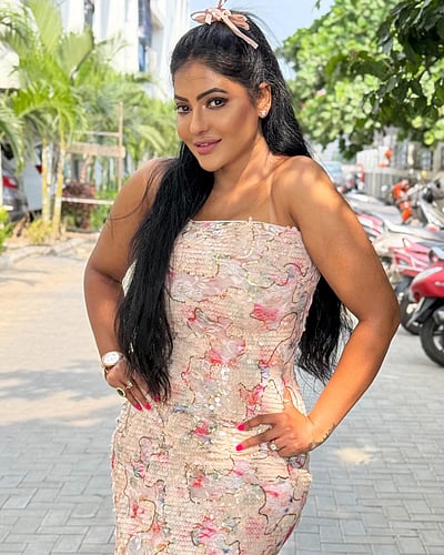 காதல் கீதமே... ரேஷ்மா பசுபுலேட்டி!