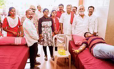 தியாகிகளின் நினைவாக உதிரம் கொடுத்தோம்...