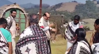 தோடர் மக்களுடன் நடனமாடி மகிழ்ந்த தில்லி துணைநிலை  ஆளுநர்!