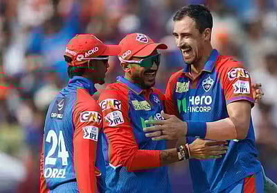 டி20 போட்டிகளில் முதல் முறையாக 5 விக்கெட்டுகள்; மிட்செல் ஸ்டார்க் புதிய சாதனை!