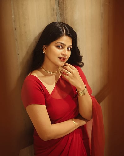 வெட்கம் பூக்கும் சேலை... சமதா அமின்! 