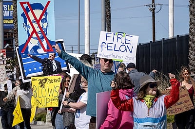 டெஸ்லா விற்பனையகங்களுக்கு எதிரே அமெரிக்காவில் மீண்டும் போராட்டம்!