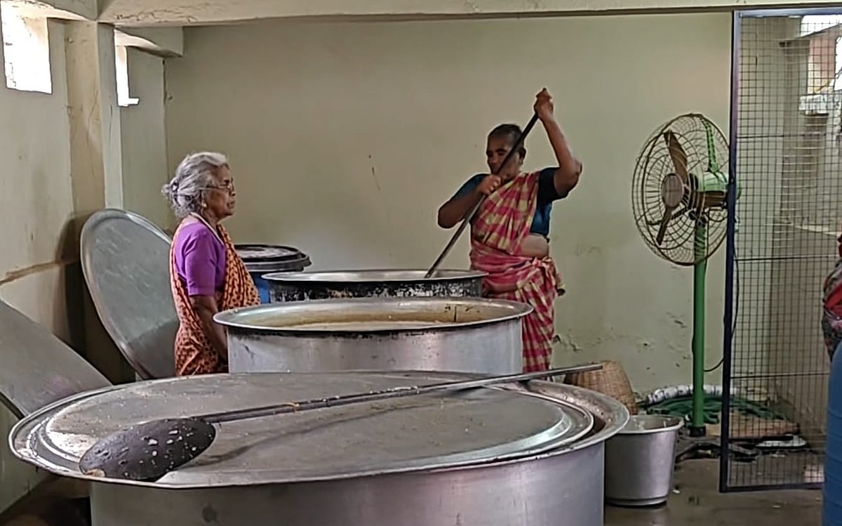 40 ஆண்டுகளாக பள்ளிவாசலில் நோன்பு கஞ்சி சமைக்கும் லட்சுமி அம்மாள்..!