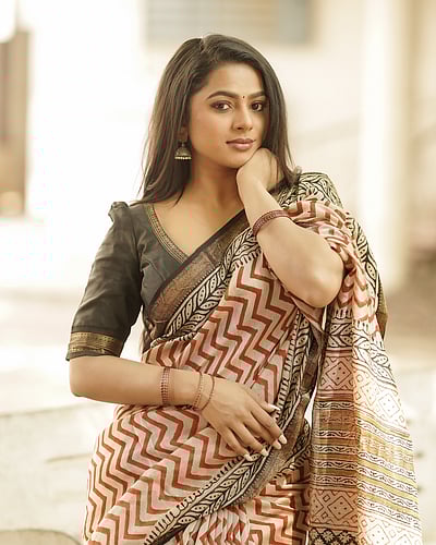 தமிழ்ச் சங்கத்தில் பாடாத கவிதை... டெல்னா டேவிஸ்!