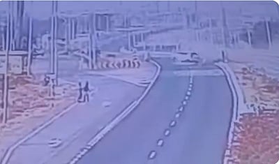 கர்நாடகத்தில் நிகழ்ந்த கோர விபத்து.. சுழன்று அடித்த காரிலிருந்து..