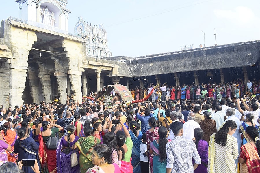 மன்னார்குடி ராஜகோபாலசுவாமி கோயில் வெண்ணைய் தாழி திருவிழாவினை முன்னிட்டு உற்சவர் ராஜகோபாலசுவாமி மீது வெண்ணையை தெளித்து வழிப்படும் பக்தர்கள்