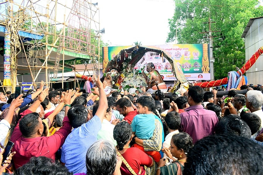 ராஜகோபாலசுவாமி மீது வெண்ணையை தெளித்து வழிப்படும் பக்தர்கள்