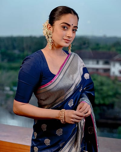 புன்னகை பூவே... நமீதா பிரமோத்!