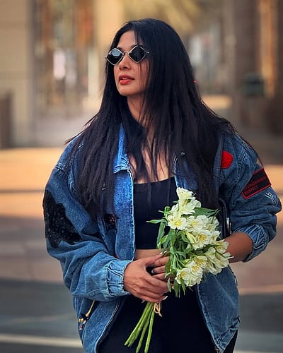 துபையில்.. நைலா உஷா!