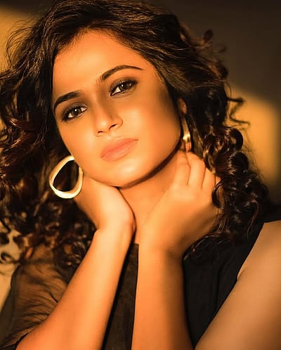 அழகிய தீயே.. ரம்யா பாண்டியன்!