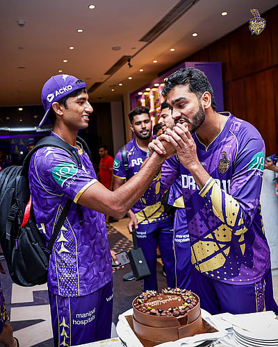 ஸ்வீட் எடு, கொண்டாடு... மகிழ்ச்சியில் கேகேஆர்!