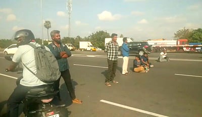 விராலிமலை: பேருந்து பயணிகள் சுங்கச்சாவடி சாலையில் அமர்ந்து போராட்டம் 