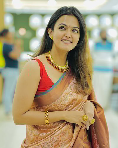 சிறு பூக்களின் தீவே... அபர்ணா தாஸ்!