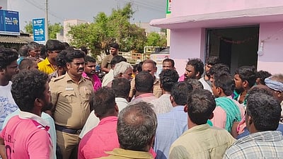 சுங்கம் அதிகமாக வசூலிப்பதாக புகாா்: உப்பிடமங்கலம் மாட்டுச் சந்தையை விவசாயிகள், வியாபாரிகள் முற்றுகை!