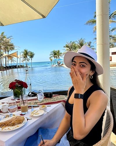 ஓமன் உணவகத்தில்.. ராஷ்மிகா மந்தனா!