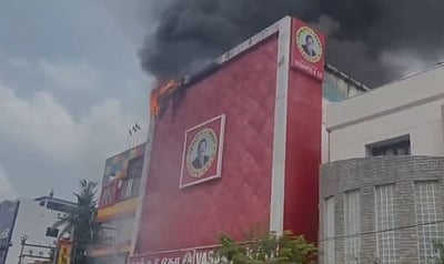 அம்பத்தூர்: தனியார் ஷோரூமில் தீ விபத்து!