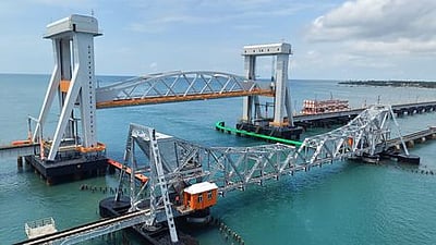 பாம்பன் புதிய ரயில் பாலம்: பிரதமா் மோடி திறந்துவைத்தாா்