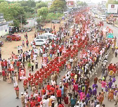 பல்லாயிரக்கணக்கானோா் பங்கேற்ற மாா்க்சிஸ்ட் பேரணி!