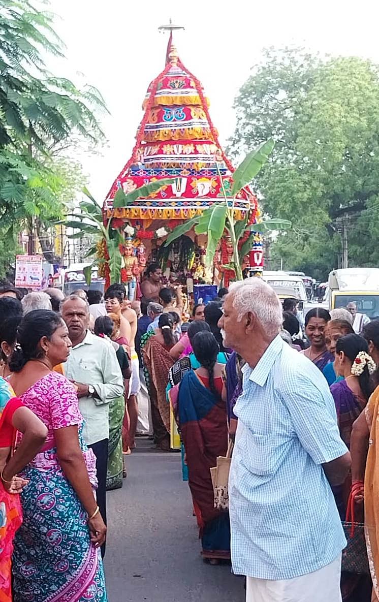 சிதம்பரத்தில் ஞாயிற்றுக்கிழமே நடைபெற்ற கோதண்டராமர் கோயில் தேரோட்டம்