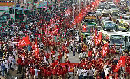மதுரையில் மாா்க்கிஸ்ட் கம்யூனிஸ்ட் கட்சி 24 ஆவது அகில இந்திய மாநாட்டையொட்டி ஞாயிற்றுக்கிழமை நடைபெற்ற செந்தொண்டா் அணிவகுப்பு பேரணி.