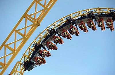 ரோலர் கோஸ்டரில் சென்ற இளம்பெண் கீழே விழுந்து பலி!