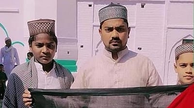 ரமலான் தொழுகையில் பாலஸ்தீன கொடி: உ.பி. மின்வாரிய ஊழியா் பணி நீக்கம்!