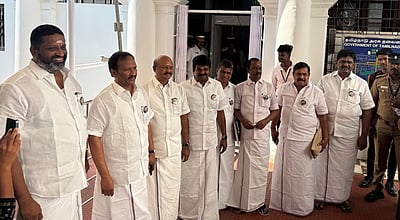 அந்த தியாகி யார்? பேரவைக்குள் பேட்ஜ் அணிந்துவந்த அதிமுகவினர்!