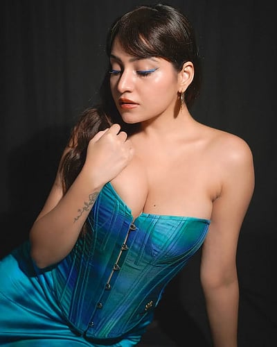 மயில் போல.. சிம்ரன் கௌர்!