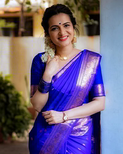 பூ வாசம் புறப்படும் பெண்ணே.. திவ்யதர்ஷினி!