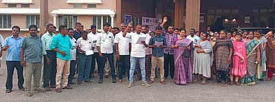 வருவாய்த்துறை அலுவலா் சங்கத்தினா் ஆா்ப்பாட்டம்