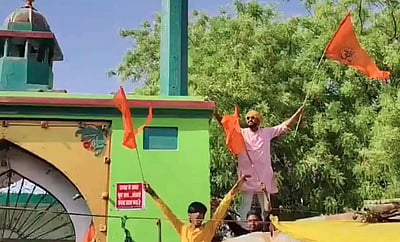 மசூதியில் காவிக் கொடிகளுடன் ஏறி கோஷமிட்ட ஹிந்து அமைப்பினர்!