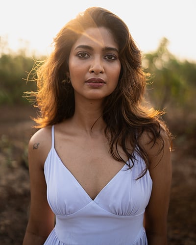 வெண்ணிற மாலை... கீர்த்தி பாண்டியன்!