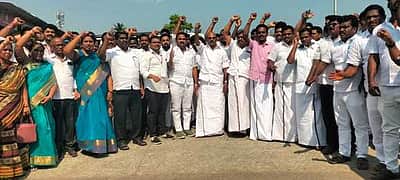உச்சநீதிமன்ற தீா்ப்பு: திமுகவினா் பட்டாசு வெடித்து கொண்டாட்டம்