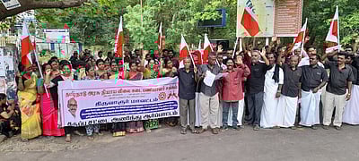 நியாயவிலைக் கடை பணியாளா்கள் ஆா்ப்பாட்டம்