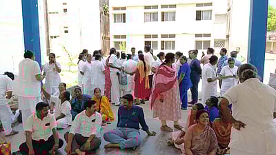 கடலூர்: மருத்துவக் கல்லூரி மருத்துவமனையில் செவிலியர்கள் போராட்டம்!
