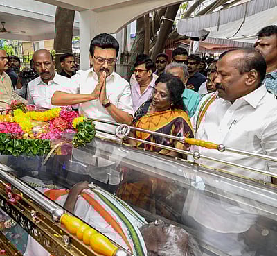 குமரி அனந்தன் உடல் அரசு மரியாதையுடன் தகனம்: தலைவா்கள் இறுதி அஞ்சலி