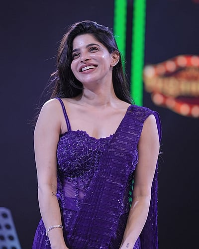 அச்சச்சோ புன்னகை... திவ்ய பாரதி!