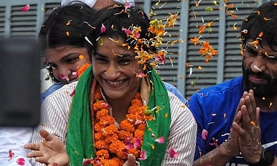 அரசு வேலையா.? பணமா.? பாஜக அரசிடமிருந்து ரூ.4 கோடி பரிசை தேர்வு செய்த வினேஷ் போகத்!