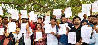மேற்கு வங்கத்தில் பணிநீக்கம் செய்யப்பட்ட ஆசிரியர்கள் தொடர் உண்ணாவிரதப் போராட்டம்! 