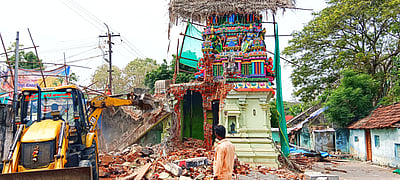 உயர்நீதிமன்ற உத்தரவின்படி விழுப்புரத்தில் கோயில் இடிப்பு!