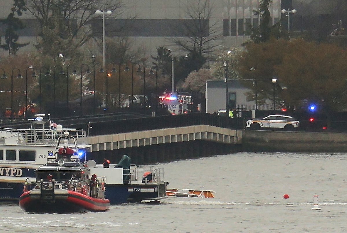 உடல்களை மீட்கும் மீட்புப் படையினர்
