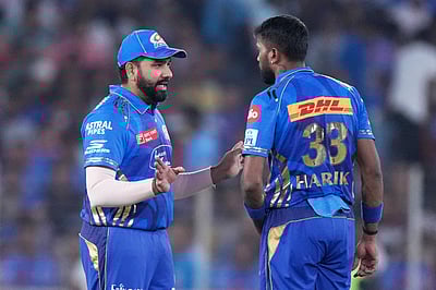 ரோஹித் சர்மாவை மும்பை கேப்டனாக்க வலியுறுத்தும் ரசிகர்கள்! வைரலாகும் மீம்ஸ்!