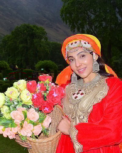 பூக்கள் தோற்கும் உன் அழகில்... பார்வதி நாயர்!