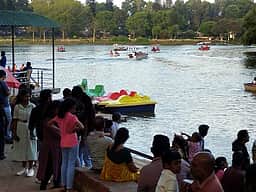 குளிா்ந்த காலநிலை; ஏற்காட்டில் குவியும் சுற்றுலாப் பயணிகள்