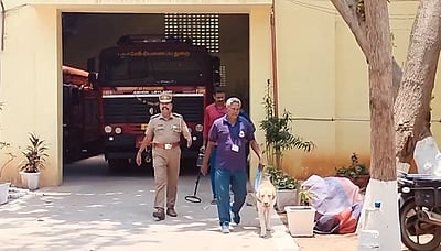 புதுச்சேரி தீயணைப்புத் துறை அலுவலகத்துக்கு வெடிகுண்டு மிரட்டல்: போலீஸாா் சோதனை