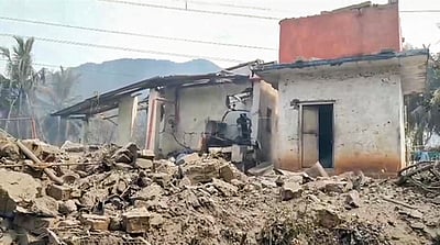 ஆந்திர பட்டாசு ஆலையில் தீ விபத்து: 8 போ் உயிரிழப்பு